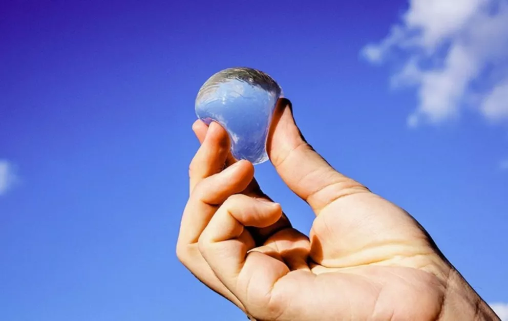 Una burbuja de agua que se puede comer para sustituir a las botellas de plástico