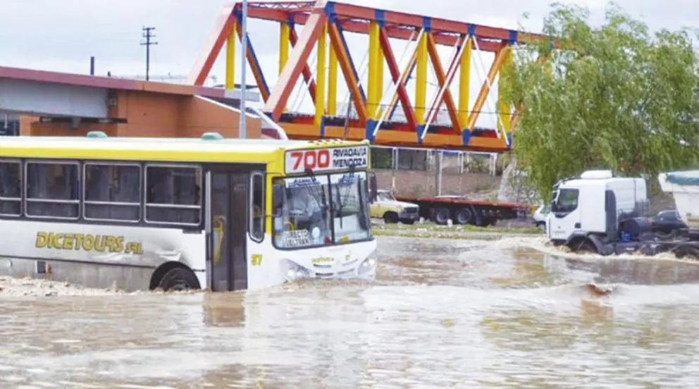 Protestaron perjudicados por las lluvias en Mendoza y Tucumán