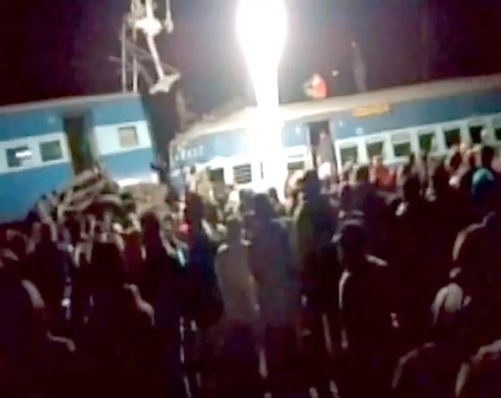 Mueren 32 personas tras el descarrilamiento de un tren en India