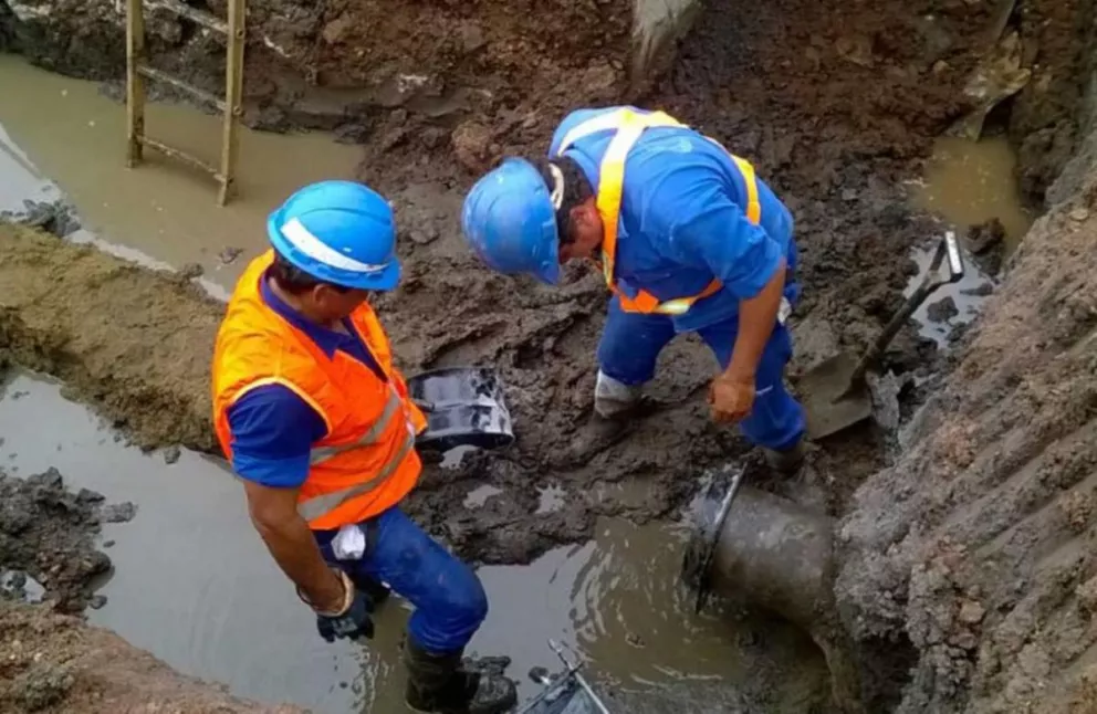 Samsa repara nueva rotura en el acueducto en Villa Lanús