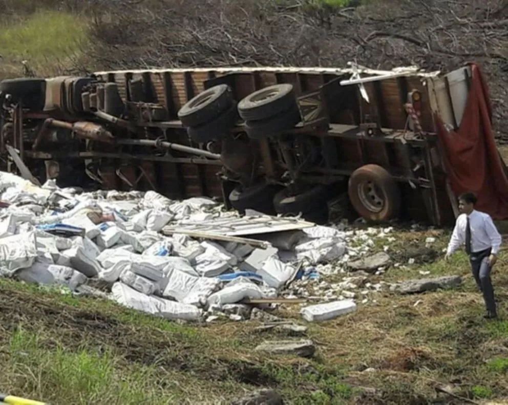 Paraguay: volcó el camión que transportaba las 30 toneladas de dinero venezolano incautado