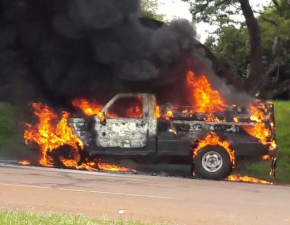 Ardió camioneta de Gendarmería en San José