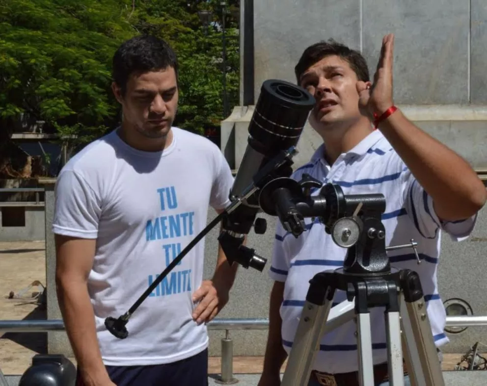 Aficionados a la astronomía siguieron el paso del eclipse solar desde la Plaza San Martín