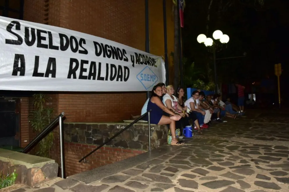 Paro total de actividades de los empleados municipales en Posadas
