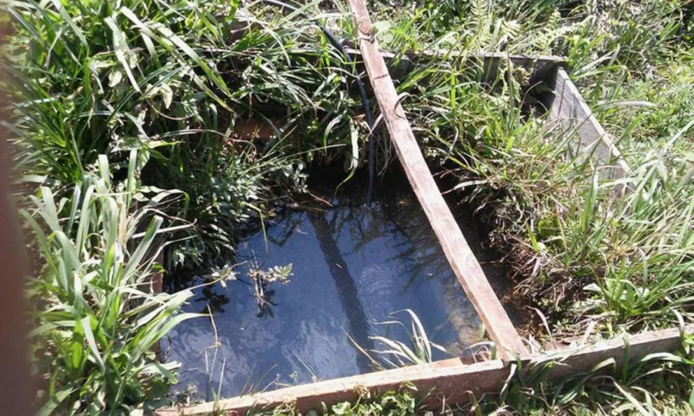 Vecinos del paraje Laguna Azul en riesgo por falta de agua potable