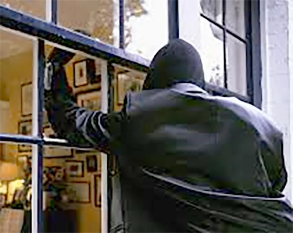 Fue detenido al ser sorprendido intentando abrir la ventana de una vivienda