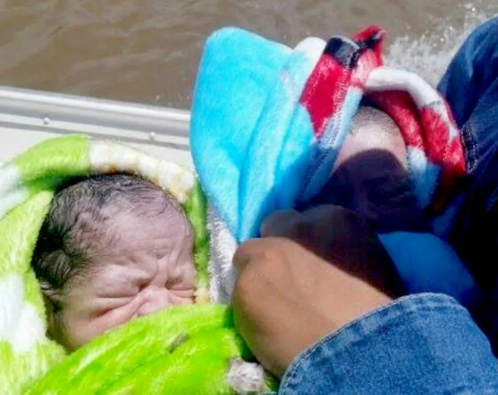 Mellizos nacen en una lancha que navegaba en el río Paraguay