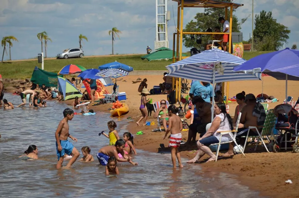 Vecinos aplacaron el calor en las playas posadeñas