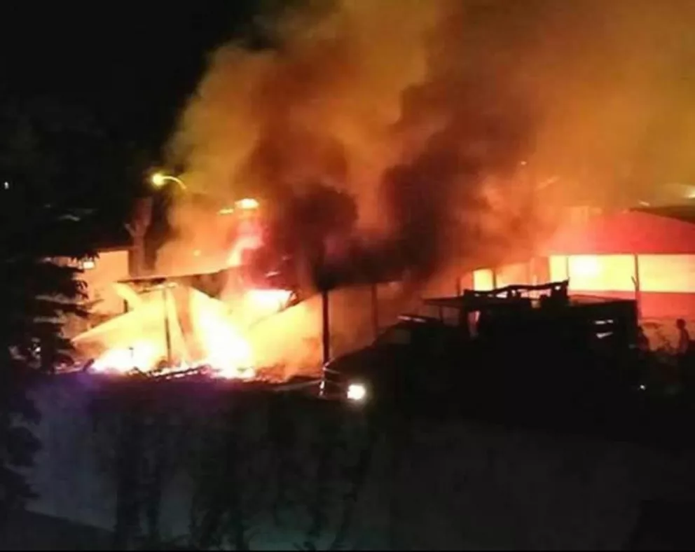 Incendio consumió sede del IPS en Bernardo de Irigoyen 