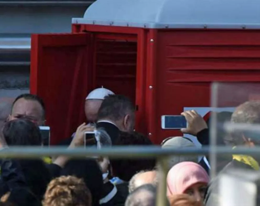 Otro gesto inédito del Papa: utilizó un baño químico en su visita a Milán