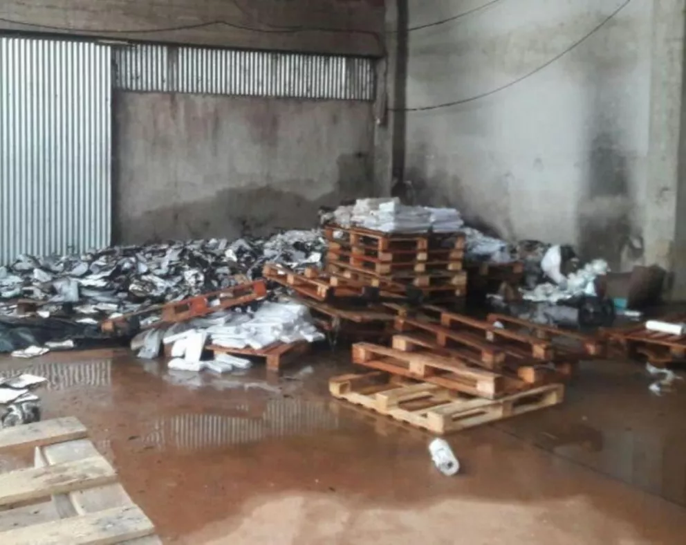 Incendio dañó un depósito en construcción y materiales de una papelera en Garupá
