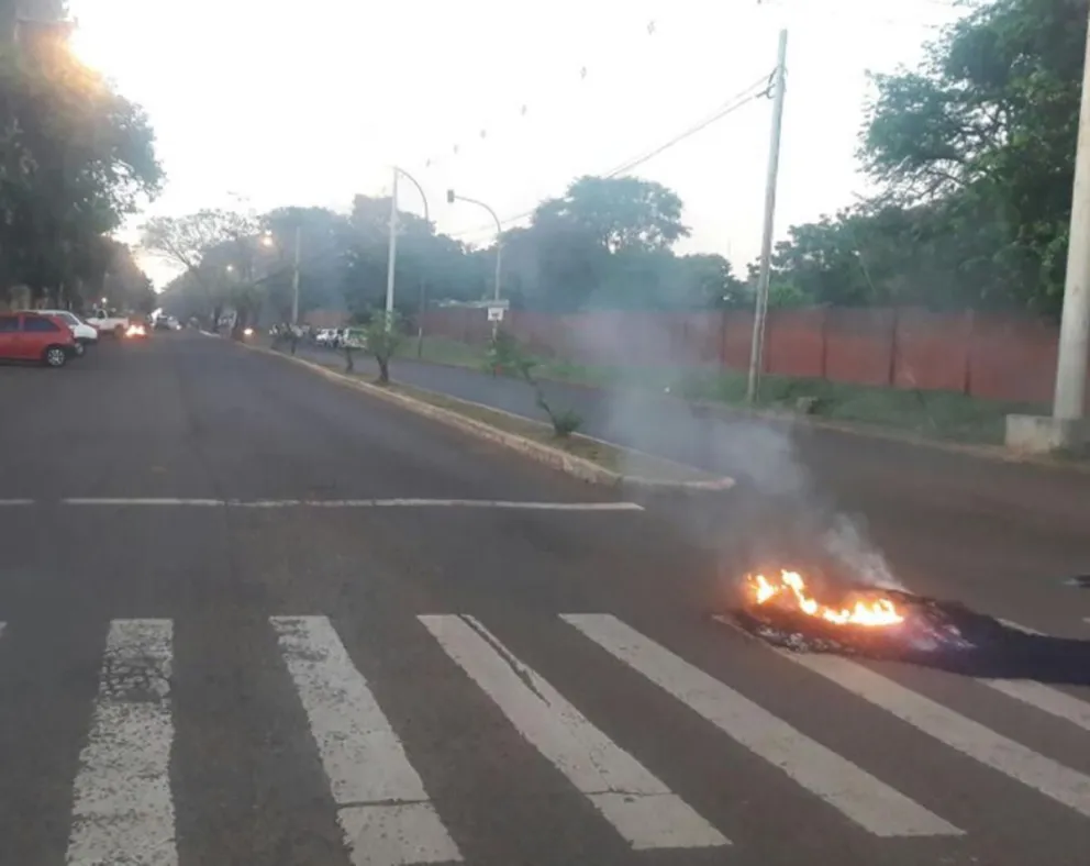 Quema de gomas y basura frente al corralón municipal