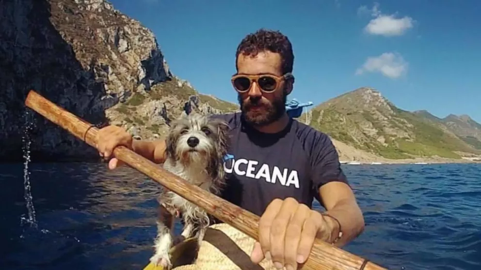 Un ingeniero dejó todo para recorrer el Mediterráneo junto a su perra
