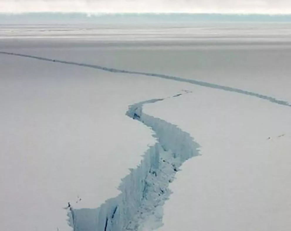 Científicos argentinos sobrevolaron la grieta antártica que preocupa al mundo