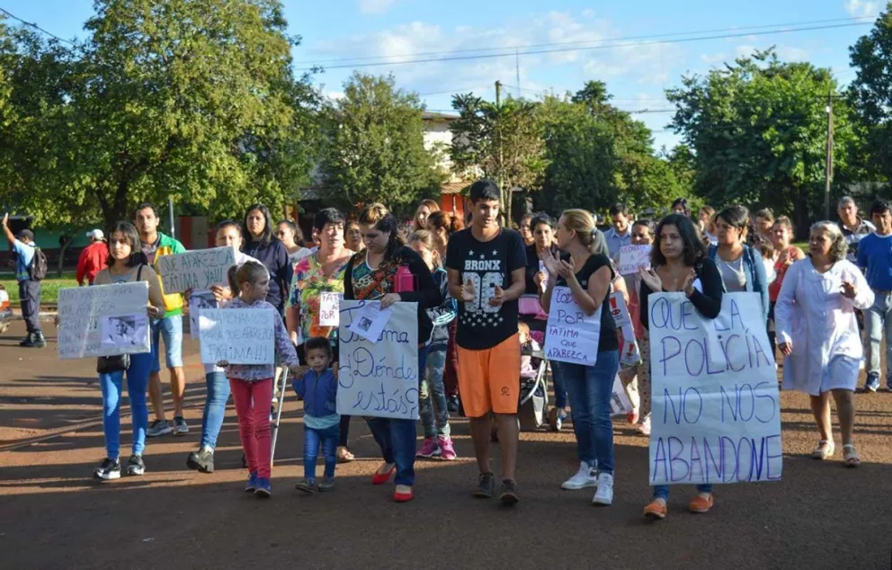 Mientras la comunidad marchaba, la madre de Fátima acompañaba los rastrillajes policilaes.