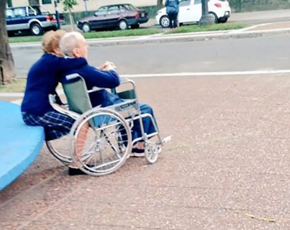 La tierna foto de una pareja de abuelos abrazada en la plaza que se volvió viral 