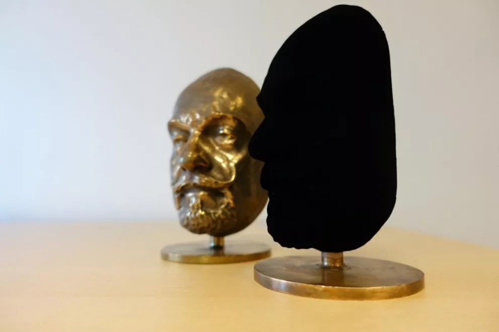 Científicos pintan un objeto con el material más negro del mundo (y da mucho miedo)