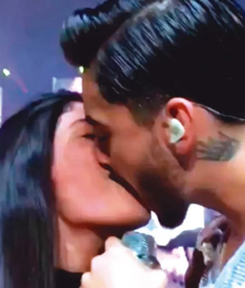 Maluma besó a una fan en pleno show