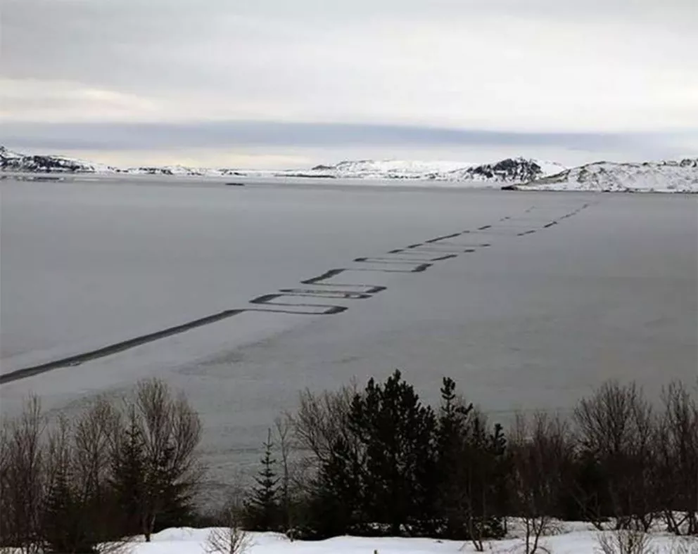 Captan misteriosas líneas geométricas en la superficie helada de un lago en Islandia 
