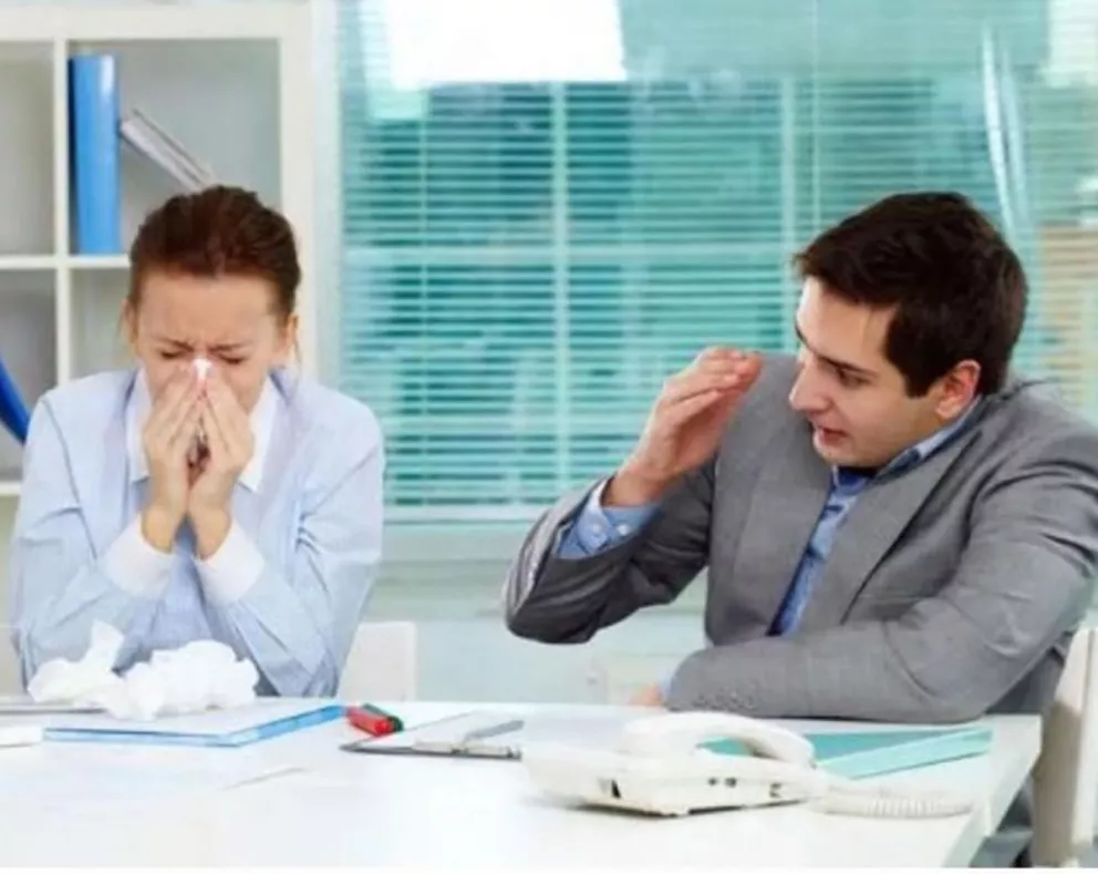 ¿Cuánto dura un germen en el aire tras un estornudo?