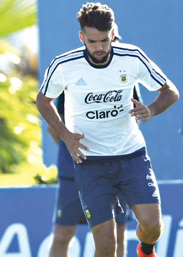 Emmanuel Mas fue titular ante Chile, pero por su lesión debió ser reemplazado en el primer tiempo.