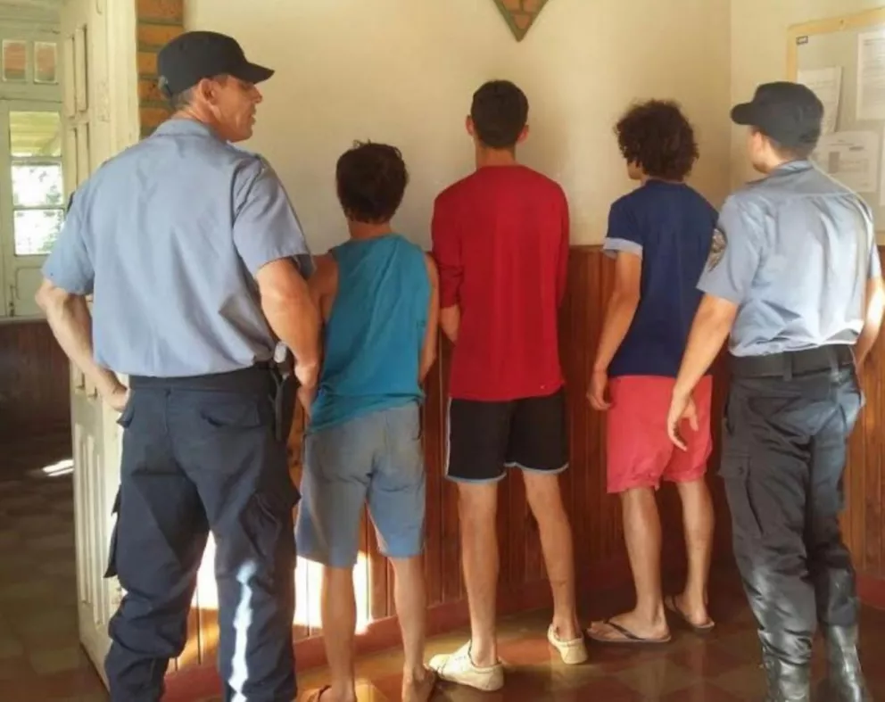 Atrapan a tres jóvenes que asaltaron un comercio en Azara 