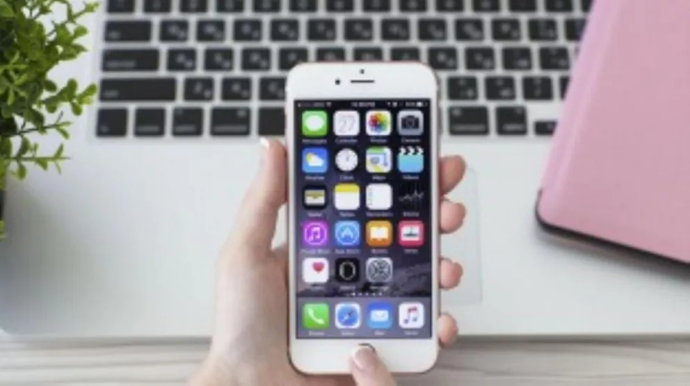 Apple estudia si el Iphone puede ser el corazón de MacBook