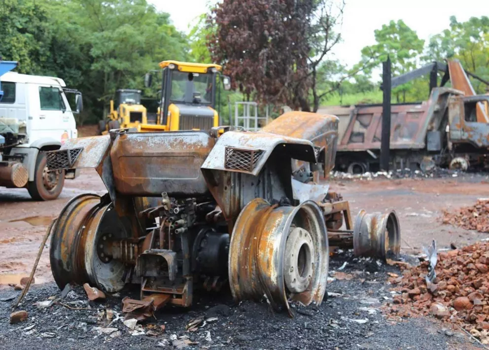 Un tractor, el camión recolector y otro camión nuevo sufrieron la voracidad de las llamas.