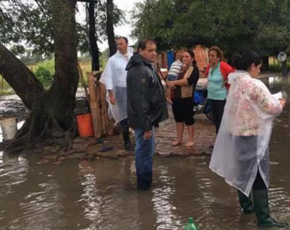 Llueve nuevamente en Ituzaingó y continúan siete familias evacuadas
