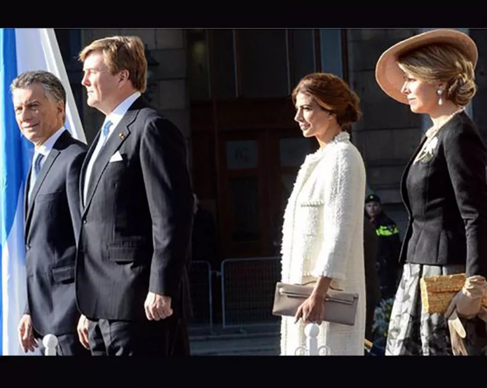 Macri fue recibido por la reina Máxima en el inicio de su visita de Estado a Holanda
