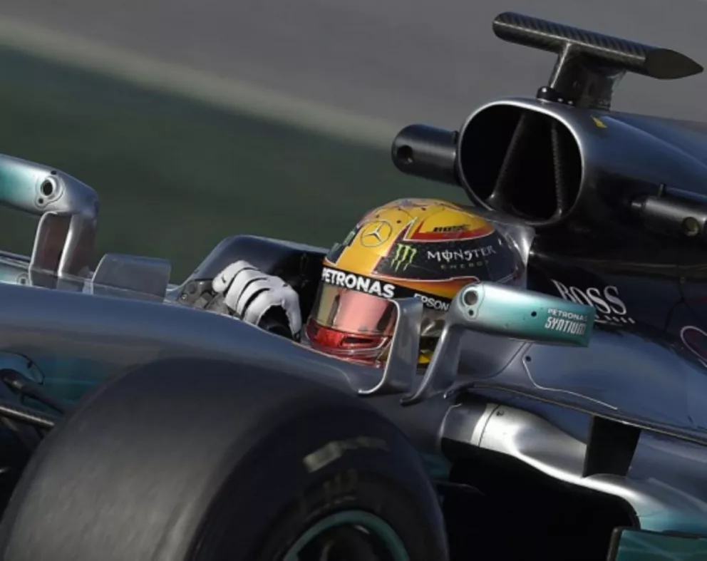 Hamilton se quedó con la primera pole de la temporada en Australia