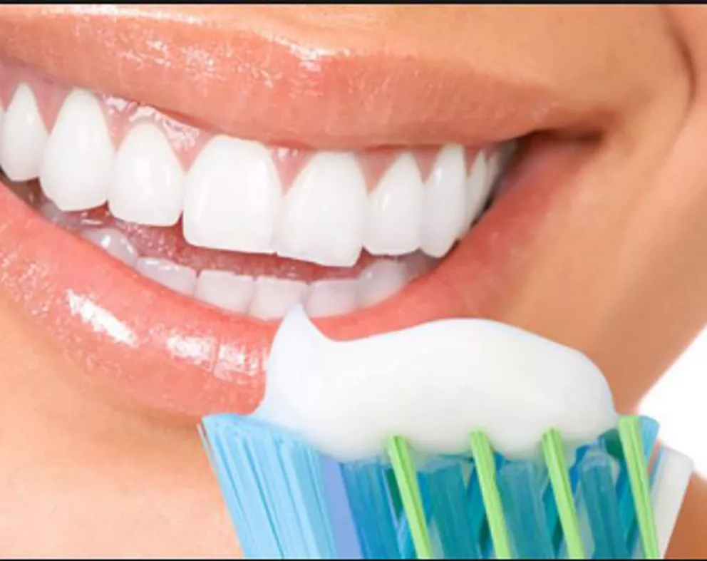 El cepillado rápido sólo limpia el 20% de la dentadura