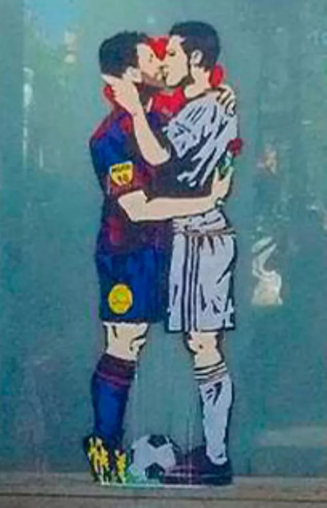Messi y Ronaldo en un profundo beso