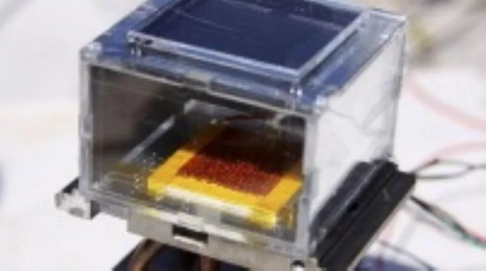 Crearon un dispositivo que produce agua con energía solar y la humedad del aire