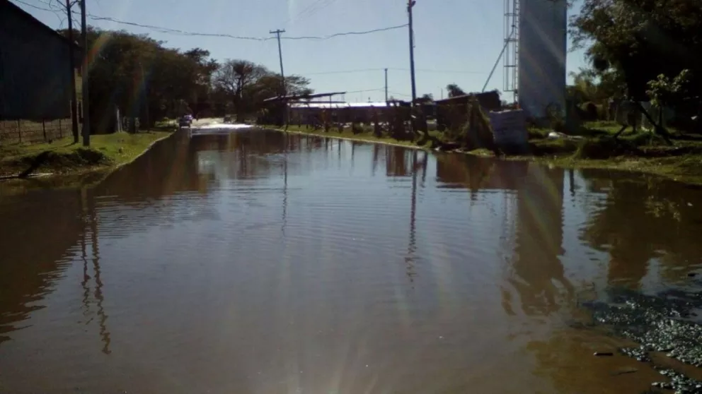 No hay transporte urbano en Ituzaingó por calles inundadas ante la crecida del río