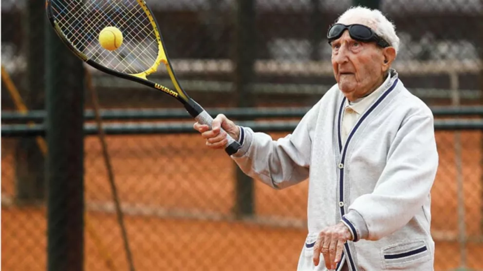 Con un siglo de vida, juega al tenis