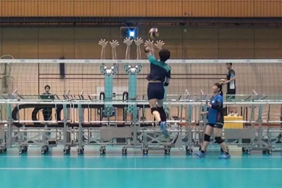 La selección japonesa de vóley entrena utilizando robots de rivales