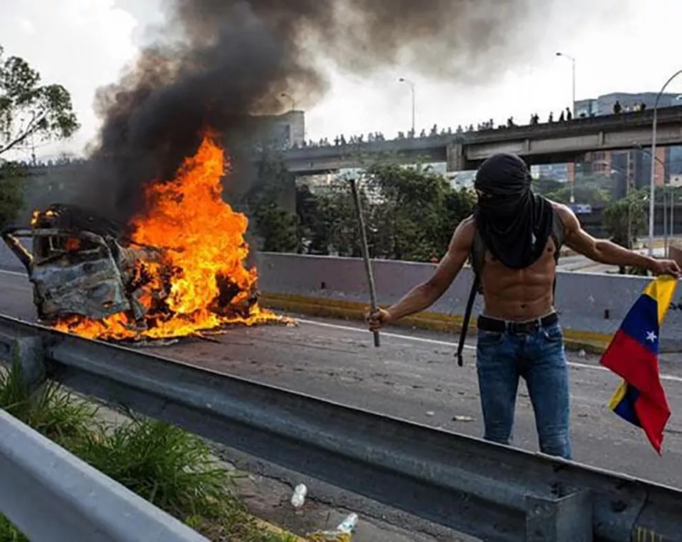 Un hombre murió quemado durante una protesta contra el régimen de Maduro en Venezuela