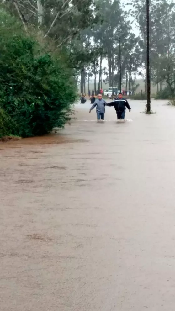 En horas cayó la lluvia de un mes, hubo evacuados y desborde de arroyos