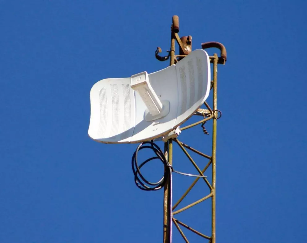 La antena colocada en lo más alto para conseguir una mejor señal.