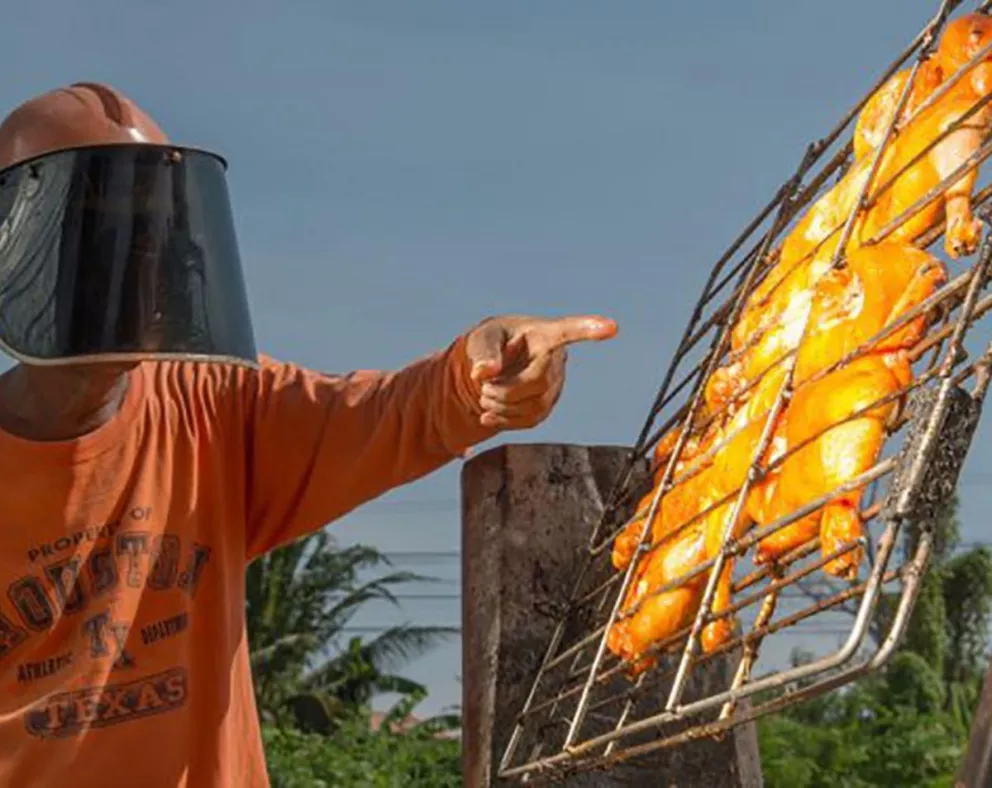 Tailandés construyó una espectacular parrilla con mil espejos 