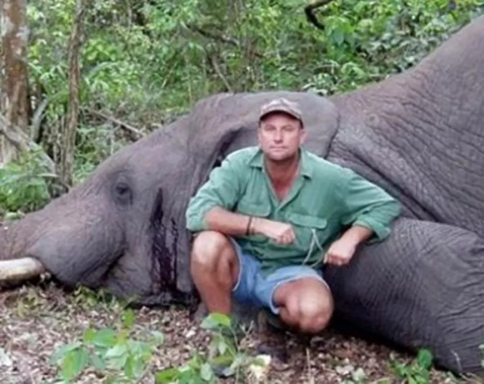 El cazador más famoso murió aplastado por un elefante 