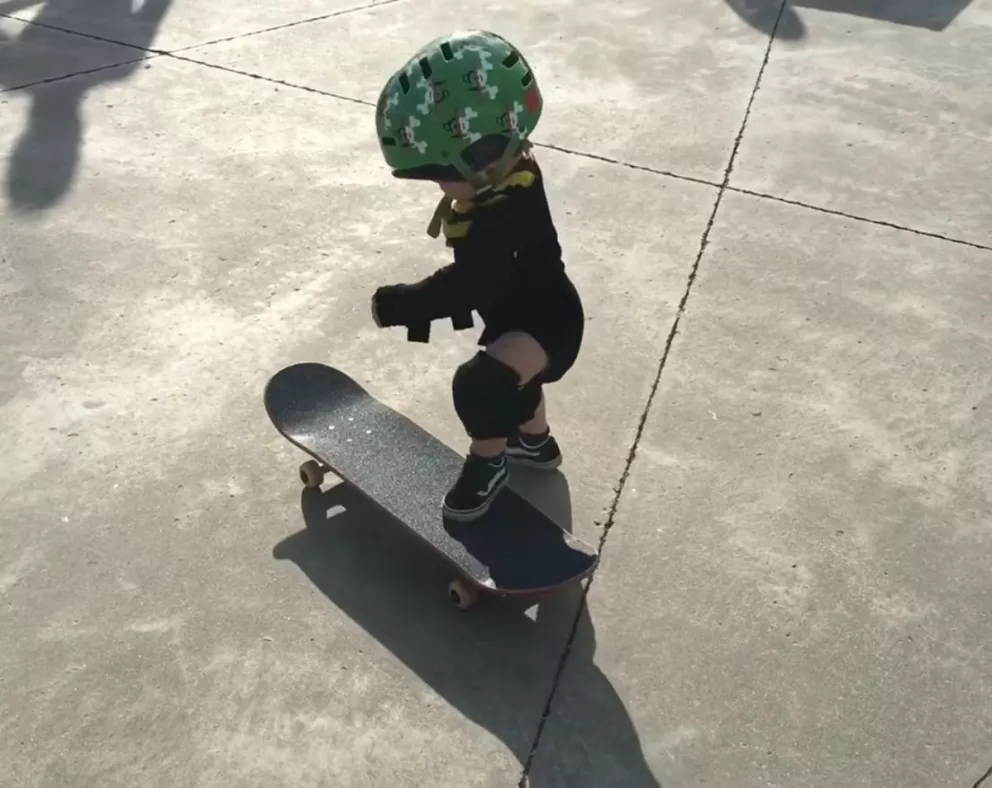Este bebé de dos años la rompe haciendo skate