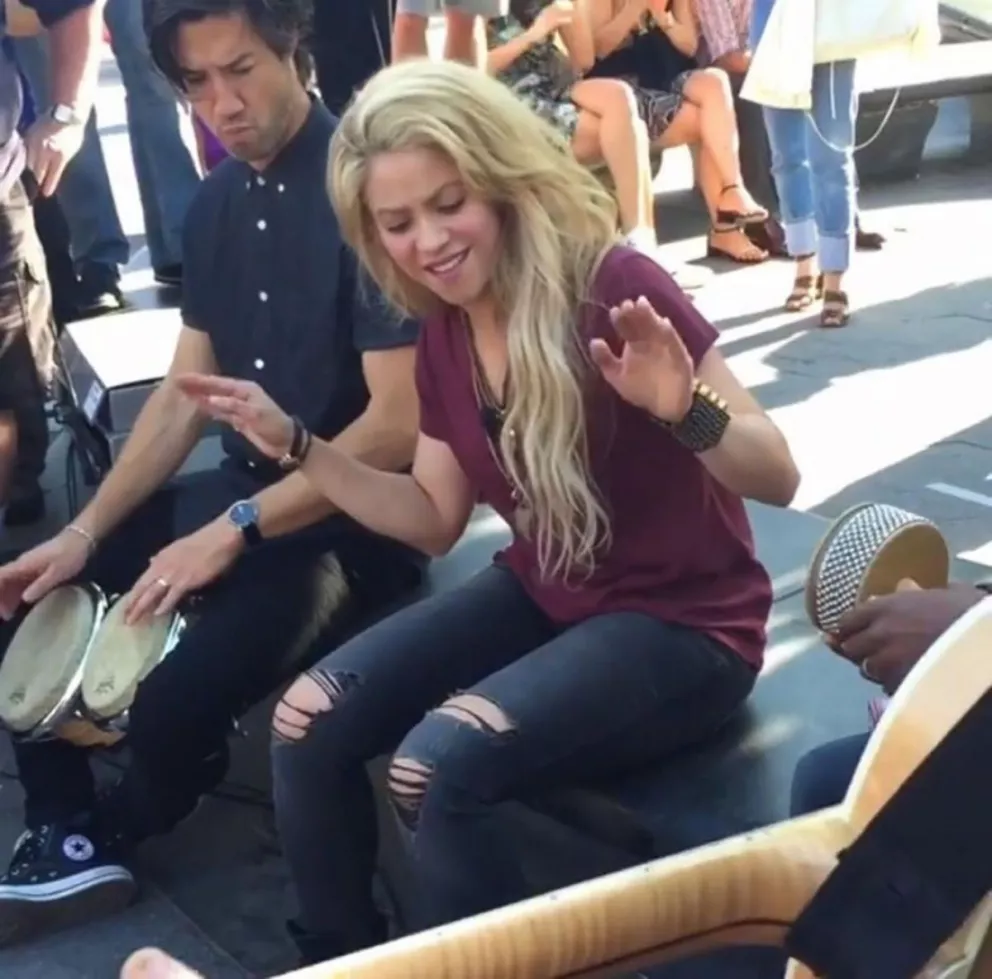 Shakira dio un show sorpresa en un parque