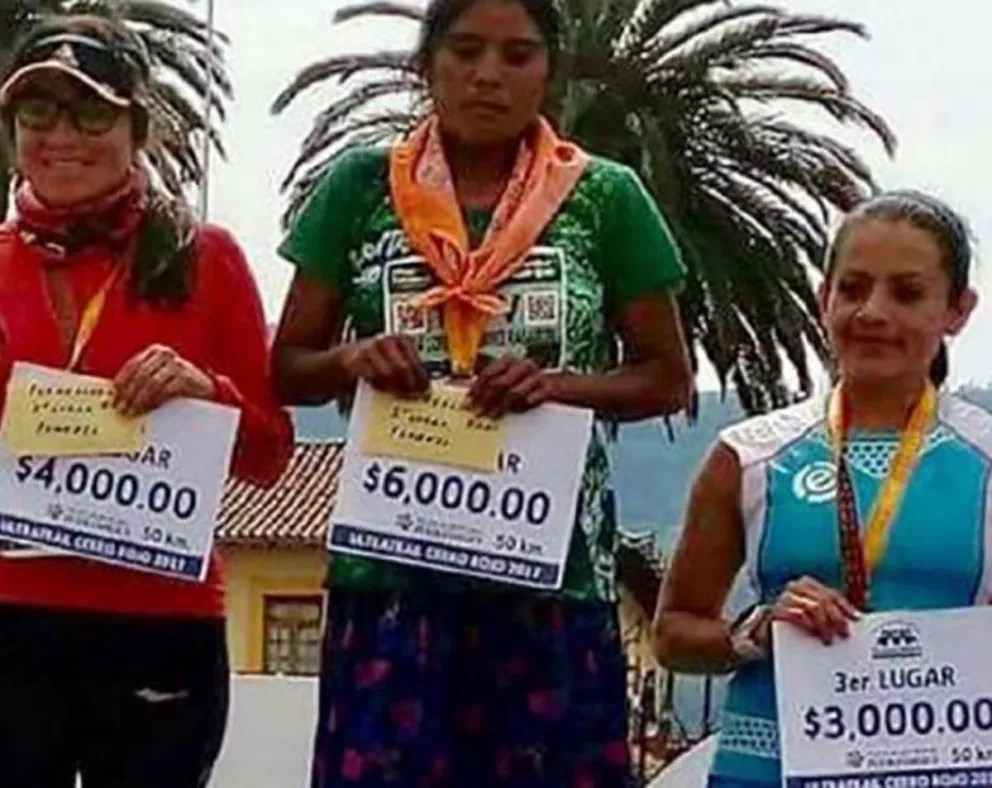 Mexicana ganó una ultramaratón corriendo con sandalias y pollera 