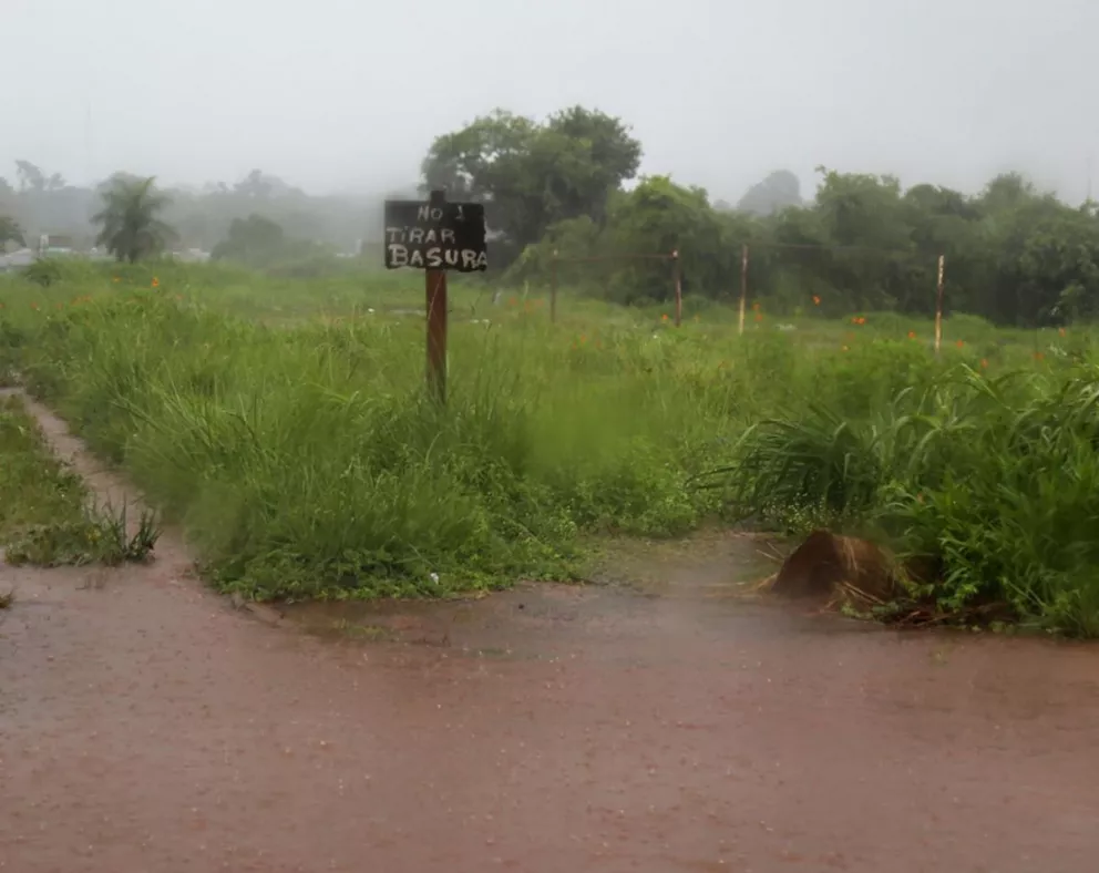 Dos familias inundadas debido a la incesante lluvia en Posadas 