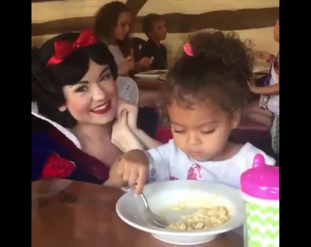 La inesperada reacción de una nena que es interrumpida por Blancanieves durante su almuerzo 