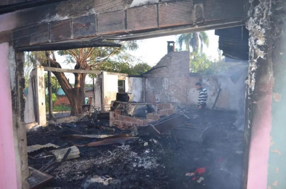El fuego arrasó con una casa y un comercio en Puerto Libertad