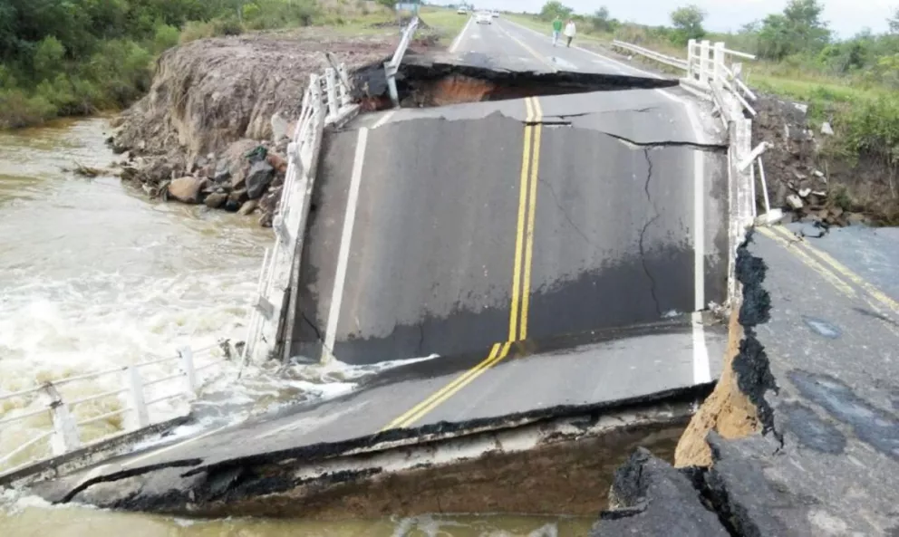 Cayó puente y cortó el tránsito sobre la ruta 12 entre Posadas y Corrientes 