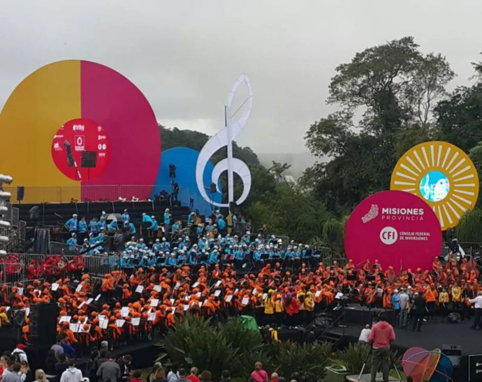 Desafiando al clima, se cumple el concierto final en Iguazú